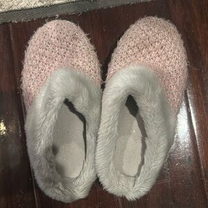 Women’s slippers size 7